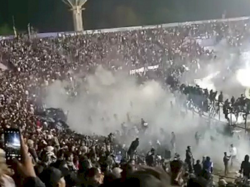 Detik-detik pecahnya kerusuhan di Stadion Kanjuruhan Malang, malam tadi. 