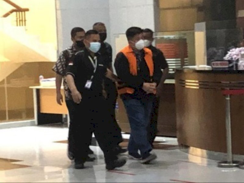 Ivan Dwi Kusuma Sujanto turun dari ruang pemeriksaan KPK.