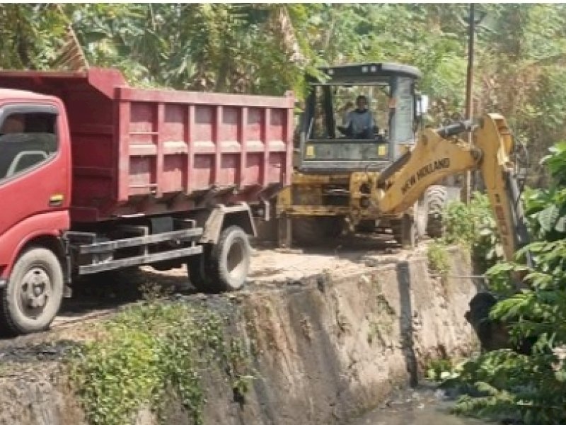 Antisipasi Hujan, Dinas PU Makassar Bersihkan Sedimen di Saluran Sekunder Kumala Permai