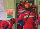 Aksi Heroik Damkar Makassar Evakuasi Petugas Puskesmas yang Terjebak Dalam Lift