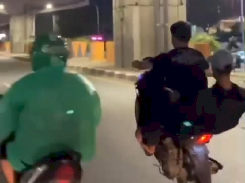 Potongan video dua pemuda ugal-ugalan di jalan raya/Int