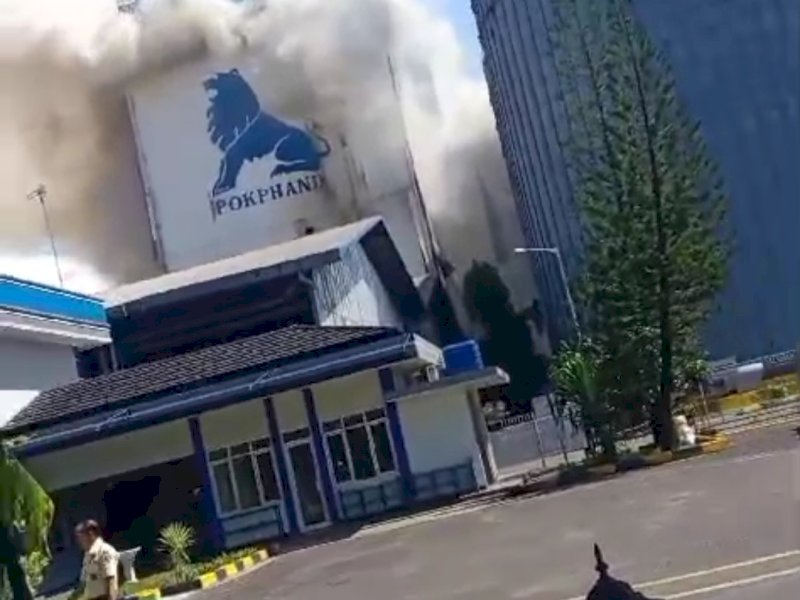 Kebakaran yang terjadi di salah satu Pabrik di Kawasan Industri Makassar (Kima)/Ist