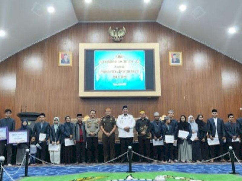 Chaidir berikan hadiah kepada pemenang MTQ