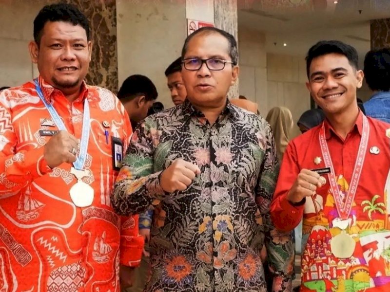 Camat Tamalate sebelah kiri dan Lurah Maccini Sombala sebelah kanan 