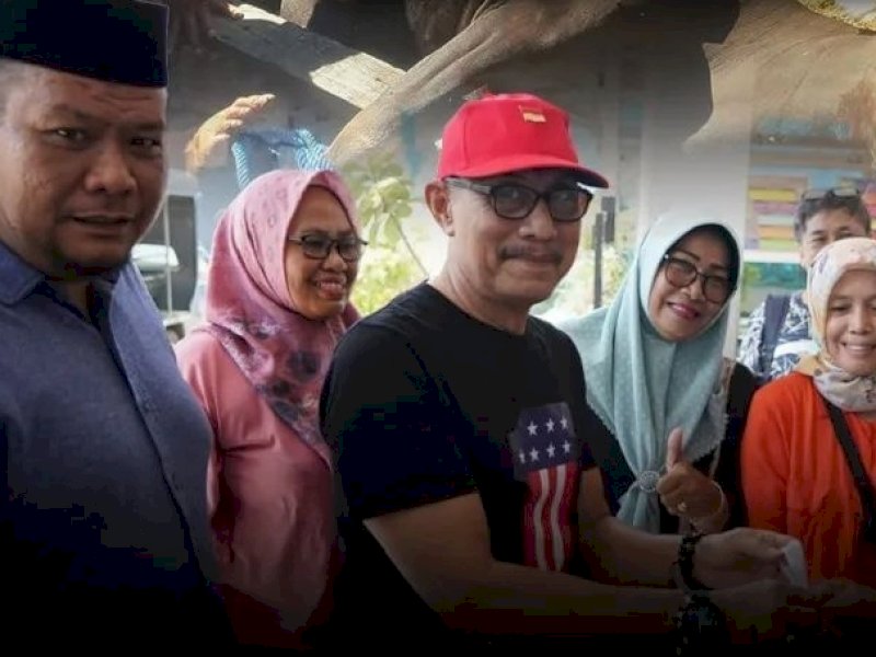 Camat Tamalate bagikan daging kurban