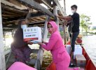 Peduli Korban Banjir, Bhayangkari Wajo Bagikan 750 Paket Sembako 