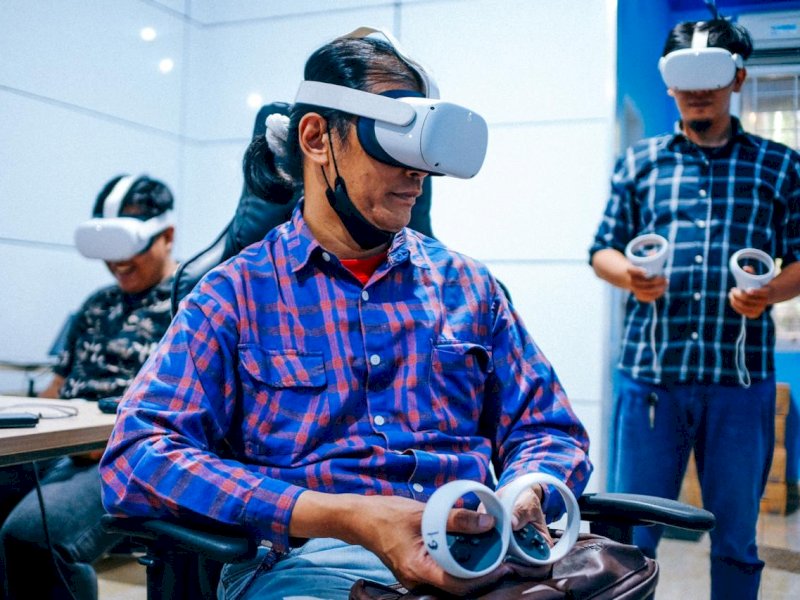 Tim ICT/Sistem Informasi Diskominfo Makassar memperlihatkan cara kerja meeting lewat VR, di Kantor Diskominfo Makassar.