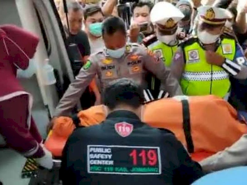 Jenazah Vanessa Angel saat dievakuasi petugas. (int)
