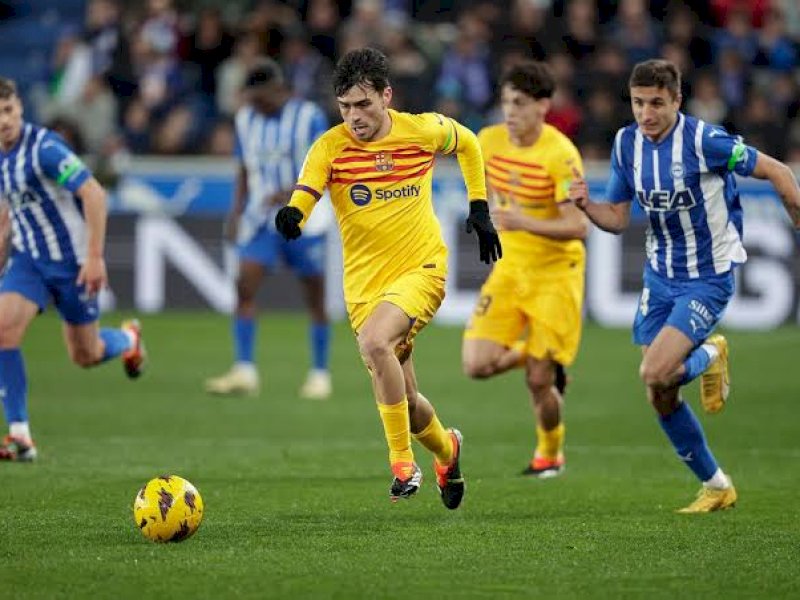 Pemain Barcelona menggiring bola di tengah adangan pemain Alaves. (int) 
