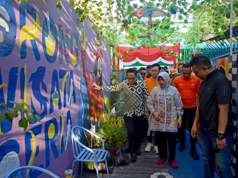 Indira Yusuf didampingi Camat Rappocini mengunjungi Longwis Ceria di Kelurahan Buakana