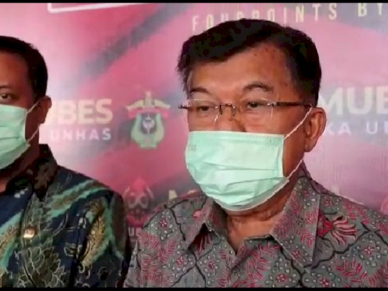 Mantan Wakil Presiden RI ke-10 dan 12, Jusuf Kalla (JK) didampingi Plt Gubernur Sulsel Andi Sudirman Sulaiman saat acara Mubes IKA Unhas di Makassar. (Supriadi)