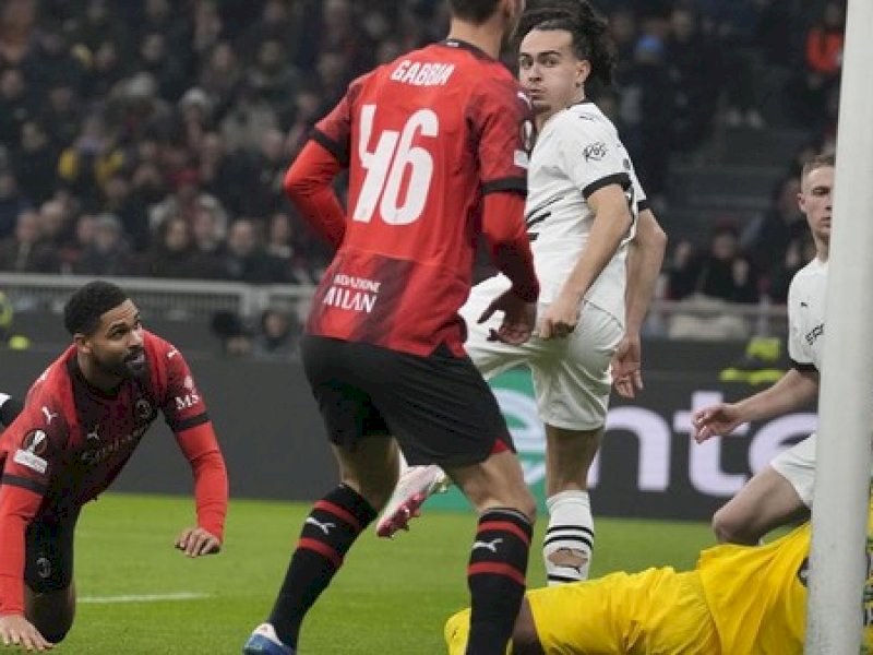 Pemain AC Milan menjebol gawang Rennes. (int) 