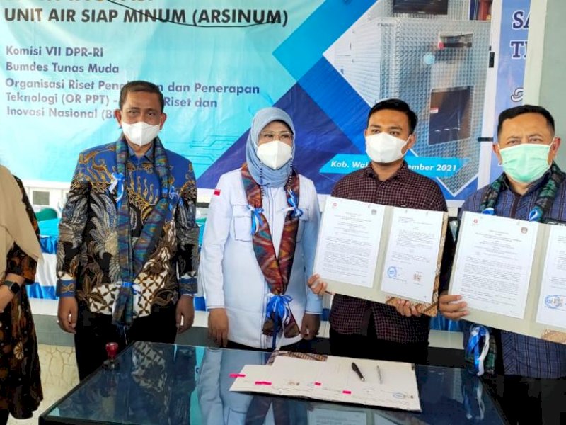 Bupati Wajo Amran Mahmud dampingi Anggota DPR RI Andi Yuliani Paris. ( Foto: Ist)