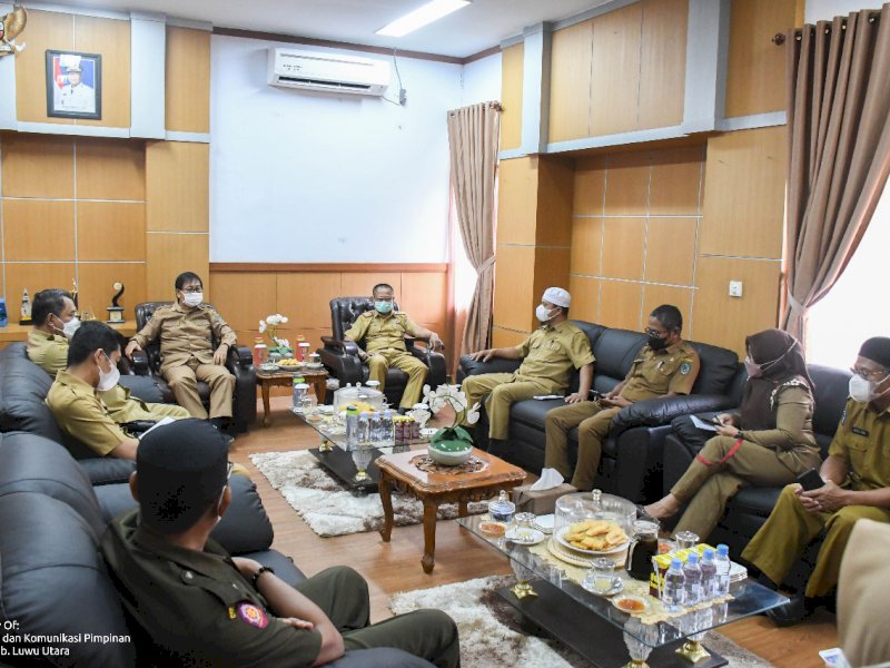 Wabup Lutra melakukan coffe morning bersama pejabat teras Pemkab Lutra. (Foto: Ist)