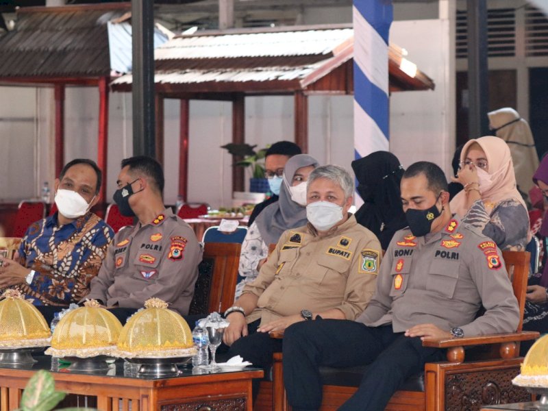 Bupati Pinrang Irwan Hamid hadiri pisah sambut Kapolres Pinrang. (Ist)