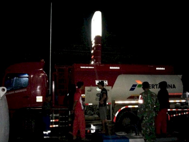 Mobil tangki Pertamina melakukan pengisian BBM di salah satu SPBU di Lutra yang dikawal ketat aparat keamanan (Foto: Ist)