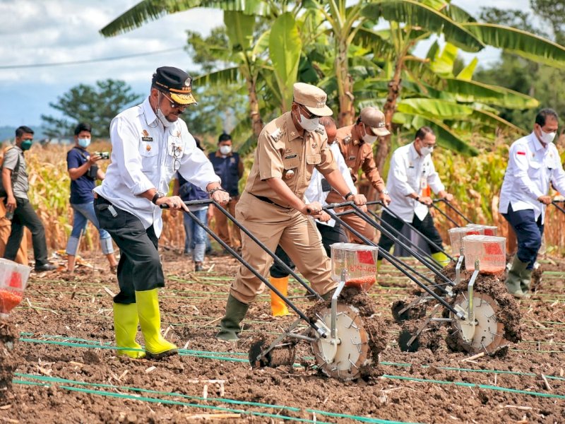 Mentan Syahrul Yasin Limpo bersama Bupati Wajo Amran Mahmud. (Ist)