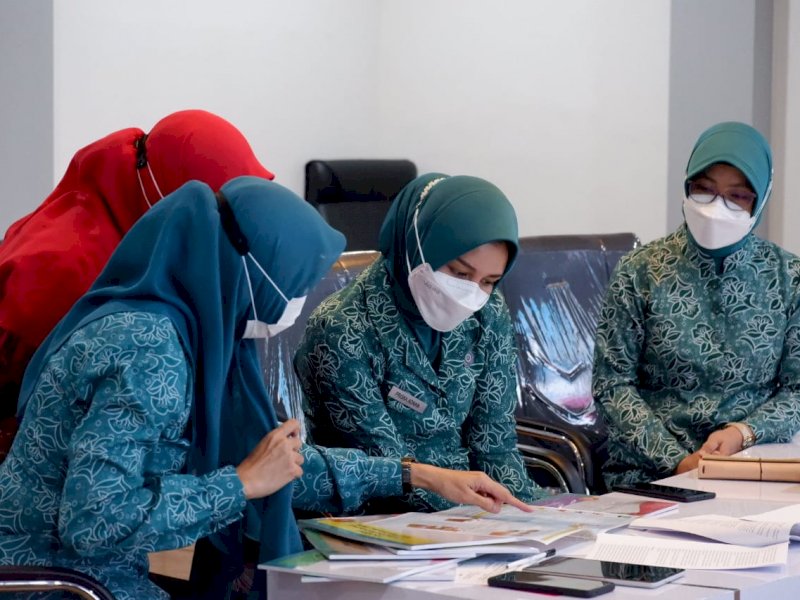 Ketua TP PKK Kabupaten Gowa, Priska Paramita Adnan bersama pengurus lainnya. (Ist)