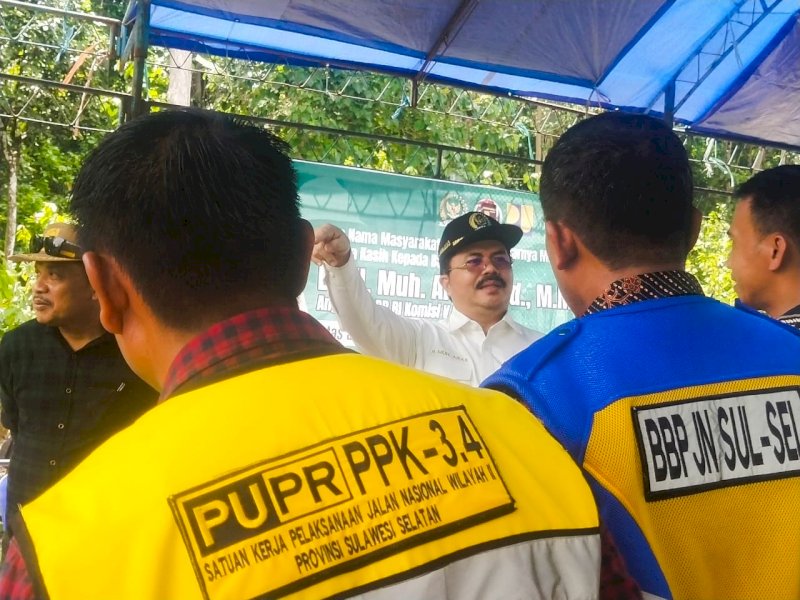 Legislator DPR RI dari Komisi V Fraksi PPP Dr H Muh Aras resmikan jalan nasional di Bone. (Ist)