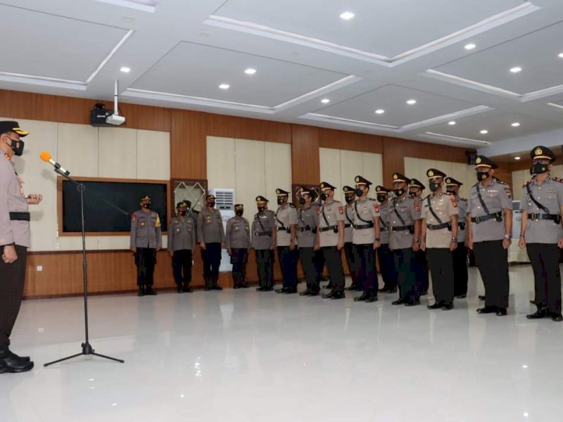Kapolres Bone AKBP Ardyansyah memimpin upacara sertijab sejumlah perwira pertama di Polres Bone. (Ist)