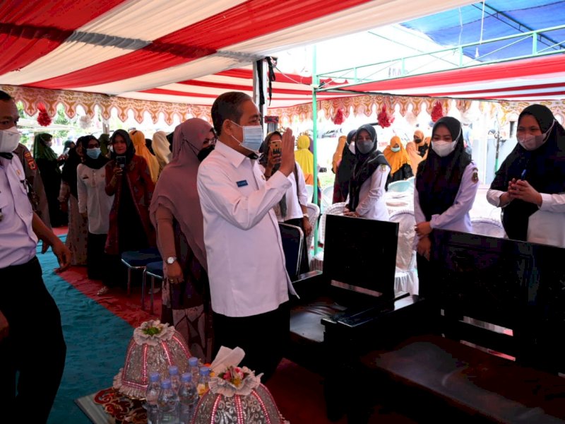 Bupati Sidrap Dollah Mando menyapa petugas kesehatan saat meresmikan gedung Puskesmas Manisa. (Ist)