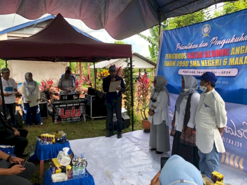 Rudianto Lallo lantik pengurus IKA SMA 6 Makassar Angkatan 90. (Ist)