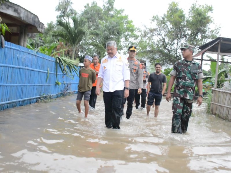Bupati Pinrang Irwan Hamid pantau banjir. (Ist)