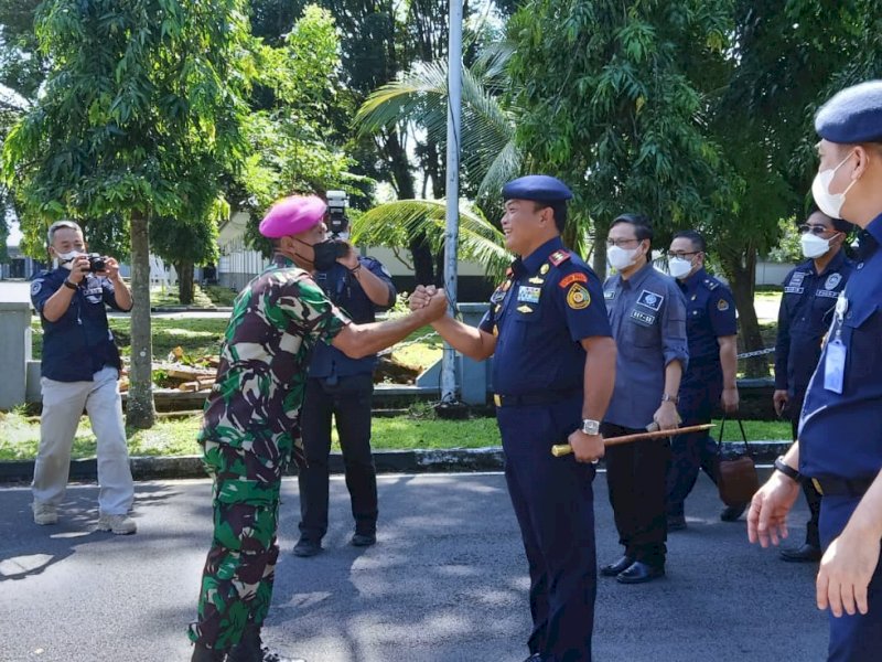Wadan Lantamal VI Kolonel Marinir Marsono dan Dirjen PSDKP Laksda TNI Adin Nurawaluddin salam komando. (Ist)