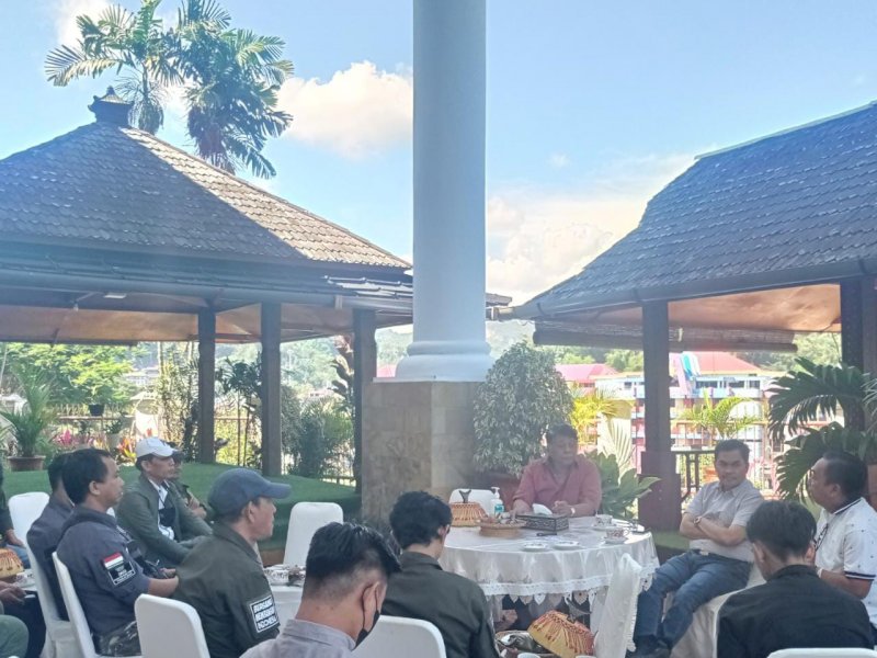 Bupati Tator Thefilus Allorerung memberikan keterangan terkait penghijauan di hutan Mapongka. (Andarias)