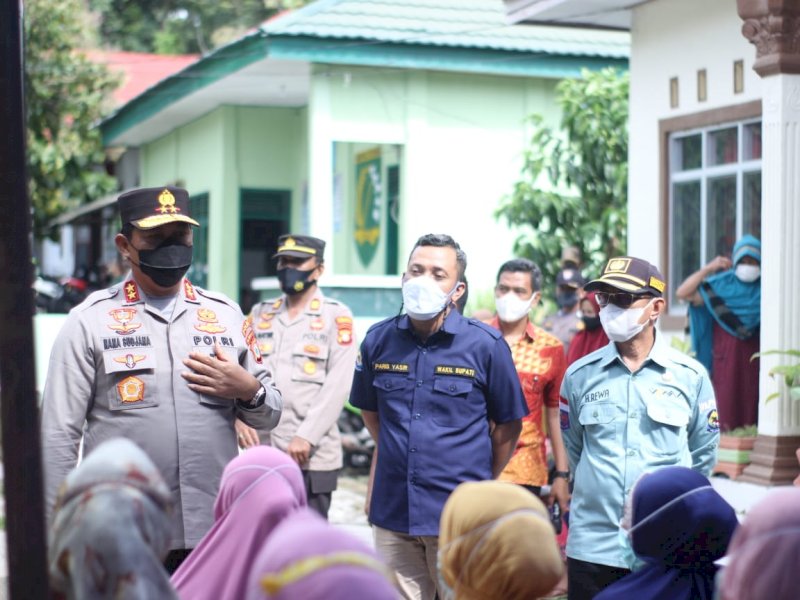 Kapolda Sulsel Irjen Pol Nana Sudjana pantau vaksinasi di Jeneponto. (Ist)