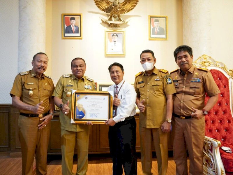 Penghargaan diserahkan oleh Kepala Kantor Pelayanan Perbendaharaan Negara Watampone, Djoko Julianto kepada Bupati Bone, Andi Fahsar M Padjalangi. (Ist)