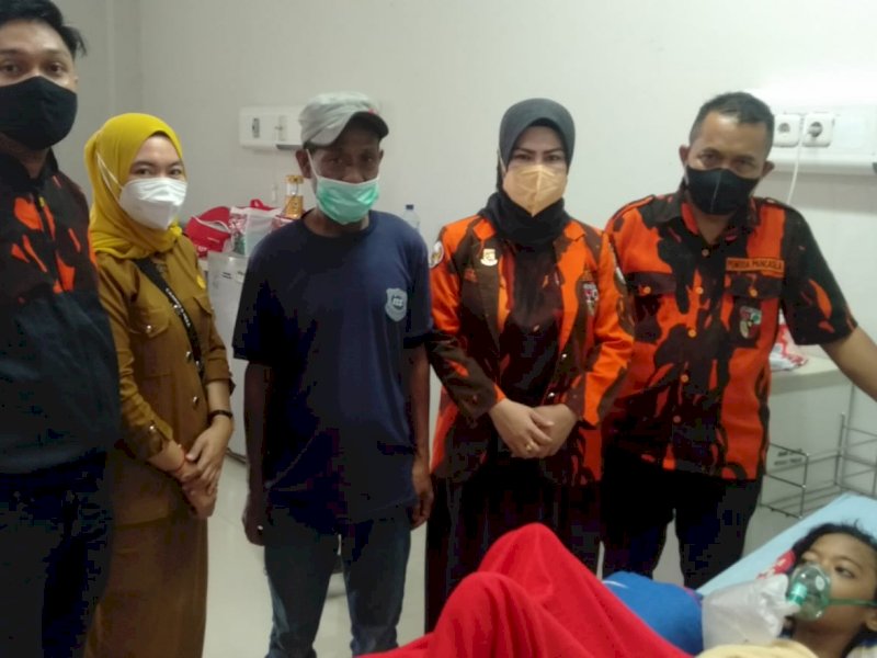 Anggota DPRD Sulsel RKN menjenguk Apriani penderita penyakit Paru di RS Takalar. (Ist)