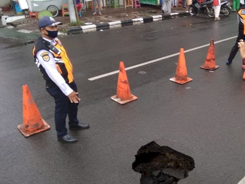 Fisik Jalan Penghibur berlubang. Ambles pada Sabtu (02/01/2021) malam.