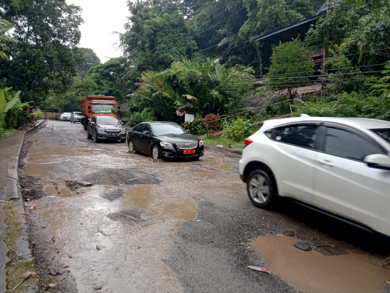 Jalan rusak bak kubangan kerbau di Kabupaten Enrekang. Meresahkan warga.