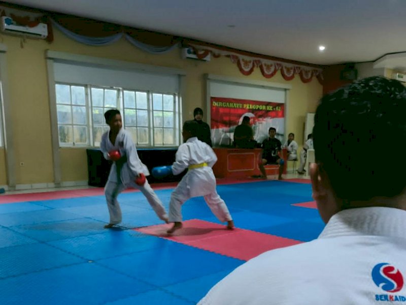 Atlet kareta latihan di aula yang Brimob Bone. (Ist)
