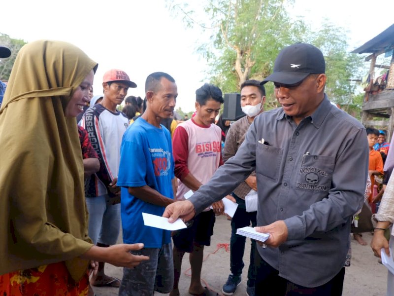 Bupati Bulukumba Andi Utta berbagi bersama warga pesisir. (Ist)