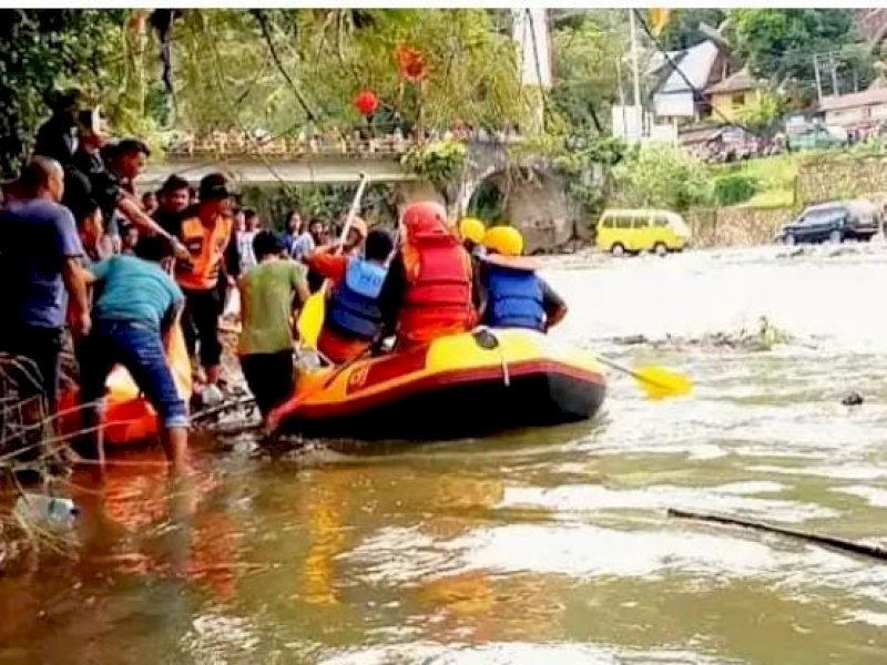 Petugas BPBD Toraja Utara melakukan pencarian jenazah