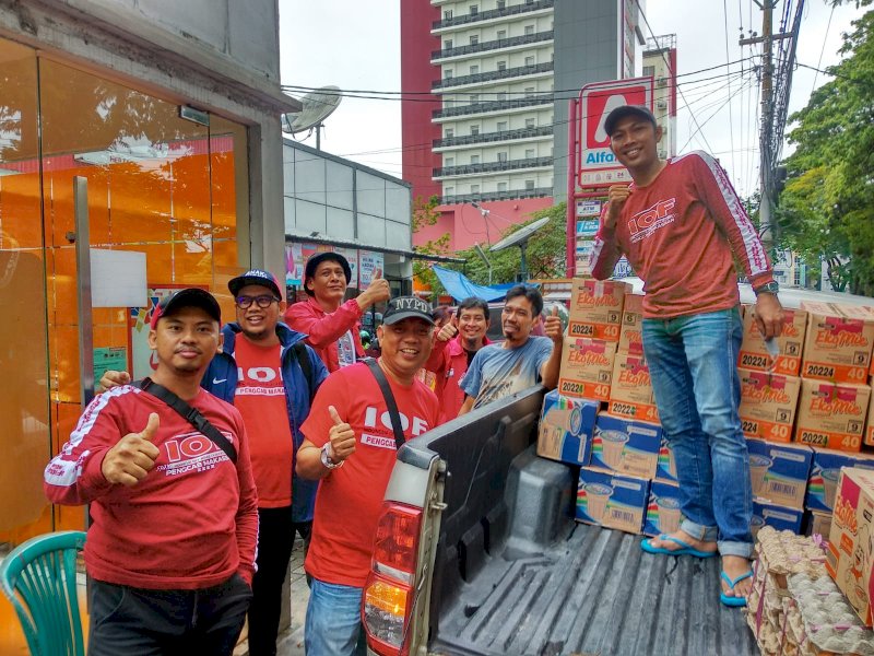 Pengurus IOF Makassar menyalurkan bantuan korban banjir di Daya. (Foto: Ist)
