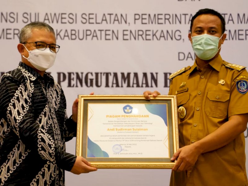Gubernur Andi Sudirman Sulaiman menerina penghargaan BPPB Kemendikbudristek RI. (Ist)