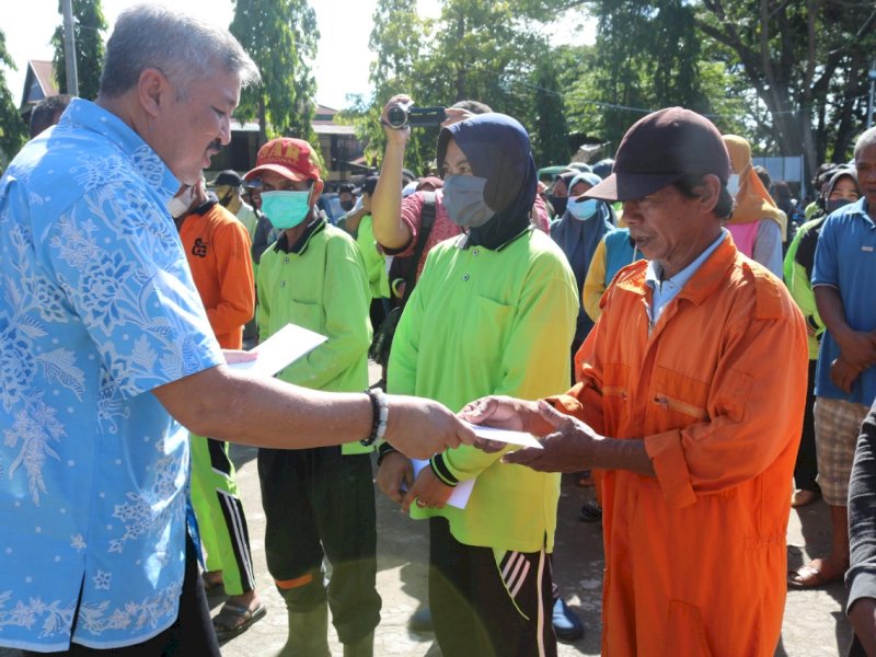 Bupati Pinrang Irwan Hamid memberikan santunan kepada petugas kebersihan. (Ist)