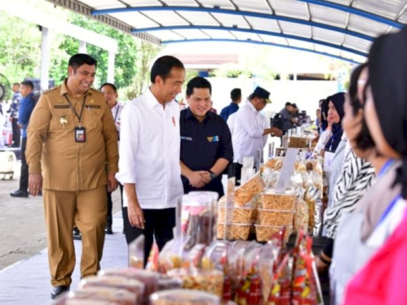 Jokowi kunjungi peserta dan pendamping program Membina Ekonomi Keluarga Sejahtera(MEKAR) binaan Permodalan Nasional Madani (PNM).