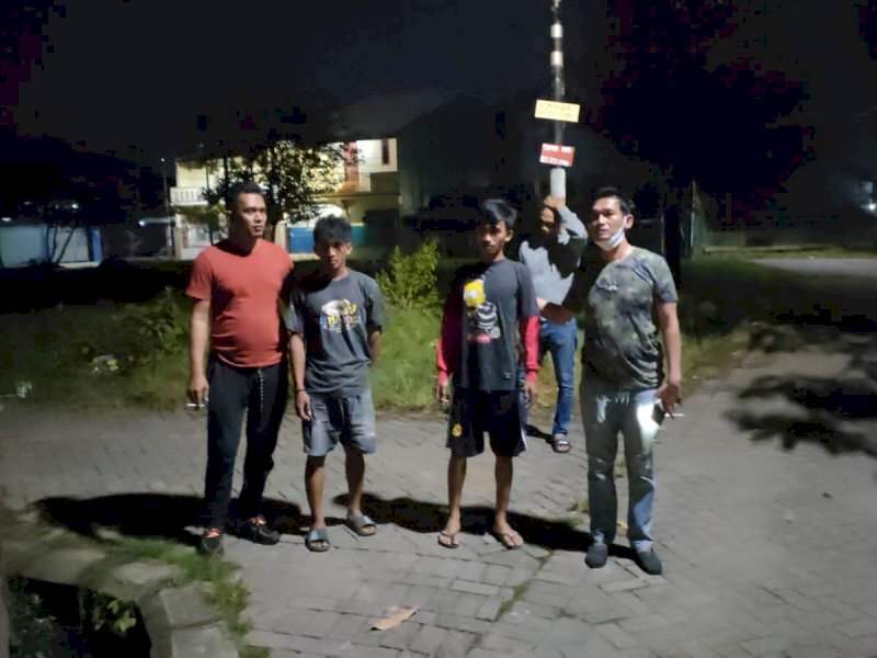 Empat Pemuda di Makassar diamankan Polsek Ujung Pandang usai melakukan pengeroyokan. (Foto:  Ist)