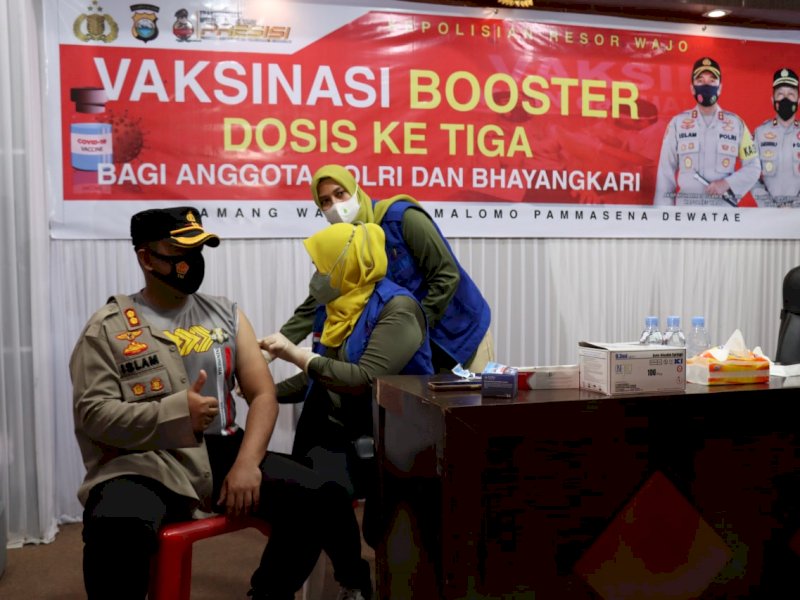 Kapolres bersama seluruh personel Polres Wajo lakukan vaksinasi booster. (Ist)