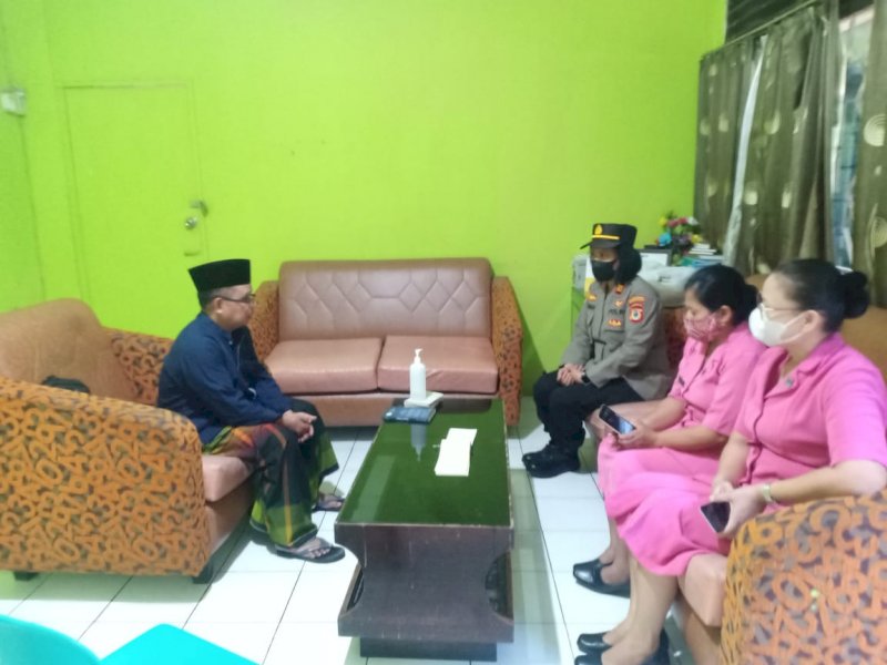 Kapolsek Mamajang berbagi dalam Jumat Berkah. (Foto: Ist)