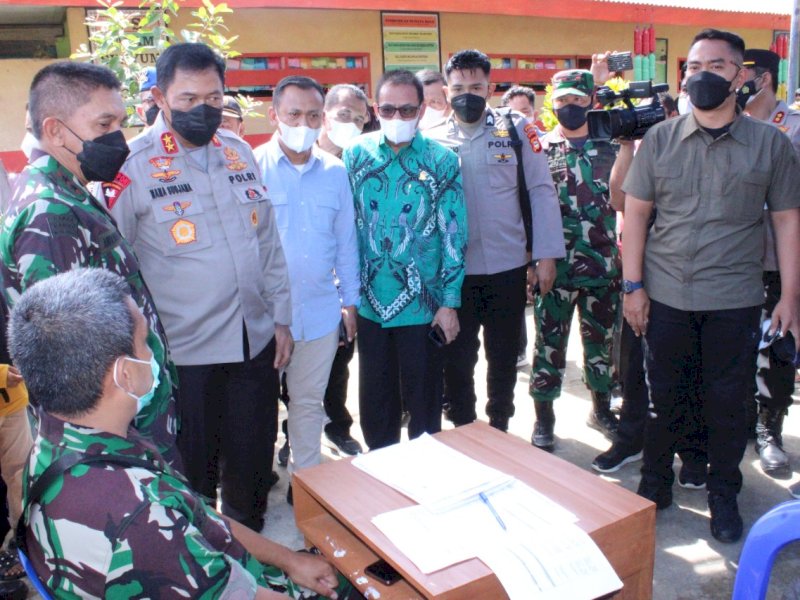 Bupati Takalar Syamsari Kitta dampingi Kapolda Sulsel Irjen Pol Sujana dan Pangdam XIV Hasanuddin Mayjen TNI Andi Muhammad pantau vaksinasi massal. (Ist)