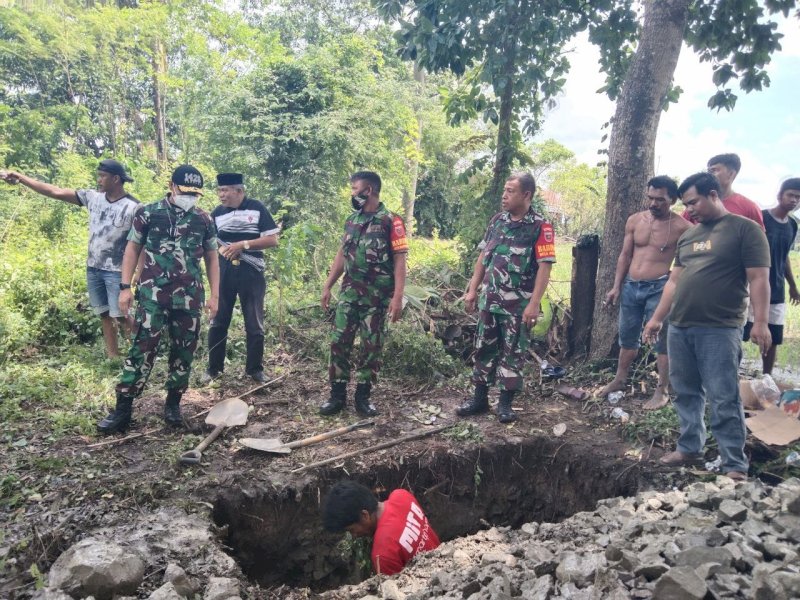 Dandim Takalar mengikuti proses pemakaman istri Sertu Sahabuddin. (Ist)