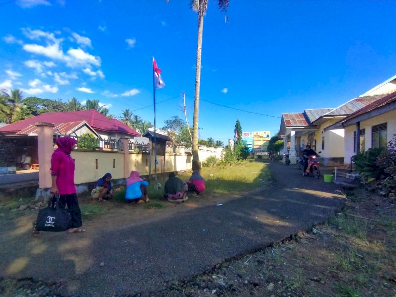 Kerja bakti di kantor Desa Seberang. (Ist)