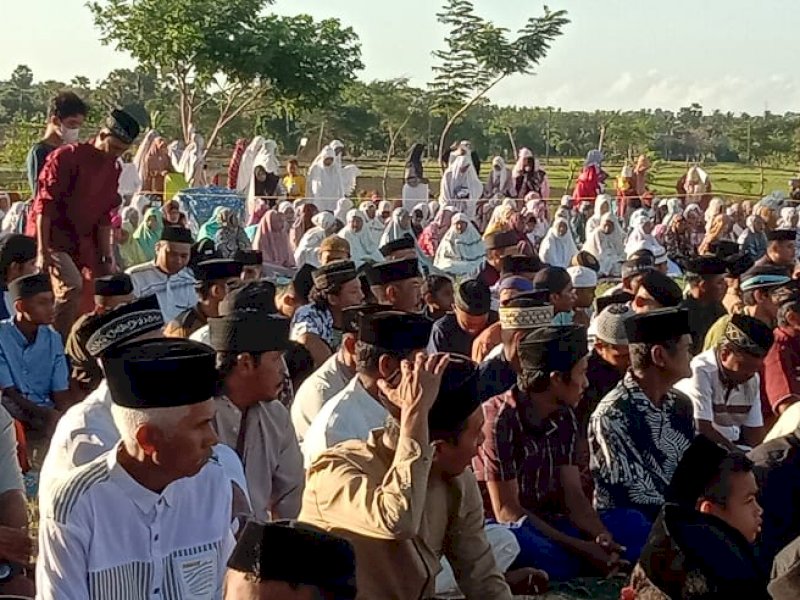 Pelaksanaan Shalat Idul Fitri di Desa Lentu. (Mahmud Sewang)