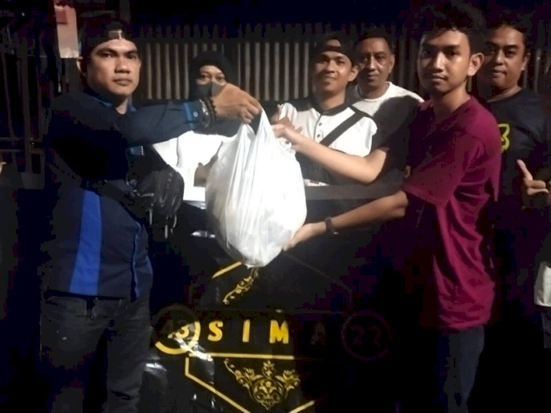 SIMA berbagi makanan sahur kepada korban kebakaran di Jl Veteran Selatan, Makassar. (Ist)