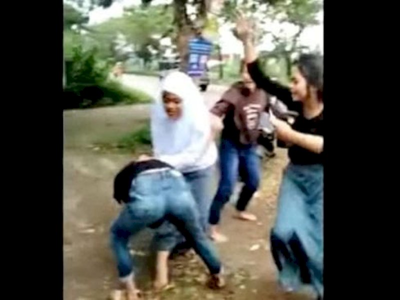 Tangkapan layar video viral siswi SMA di Gowa, Sulsel dikeroyok secara sadis oleh sejumlah rekan sekolahnya. (Foto: Ist)